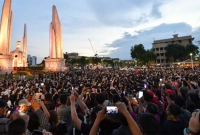রাজতন্ত্রের অবসান ও প্রধানমন্ত্রীর পদত্যাগ ঘিরে উত্তাল থাইল্যান্ড