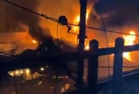 ভয়াবহ আগুনে এপেক্স কারখানার পুড়ে গেছে প্রায় সব