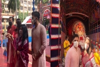 স্বামীর সঙ্গে পূজা মণ্ডপে গিয়ে অঞ্জলি দিলেন মিথিলা 