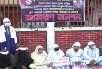 ছেলে হত্যার বিচার দাবিতে কাফনের কাপড় পরে থানায় আমরণ অনশনে রায়হানের মা