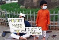 ঢাবির এক শিক্ষকের নিজের ছেলেকে নিয়ে ফ্রান্সের পণ্য বয়কটের ডাক