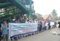 ফরাসি পণ্য বর্জনে মানববন্ধন করেছে জাহাঙ্গীরনগর বিশ্ববিদ্যালয়ের শিক্ষার্থীরা