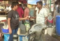 লকডাউনে কাজ হারিয়েছেন মা, চা বিক্রি করে বোনদের পড়াশোনার খরচ সামলাচ্ছে কিশোর