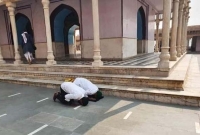 মন্দিরে ঢুকে নামাজ পড়ায় দুই ব্যক্তির বিরুদ্ধে মামলা করলো পুলিশ!