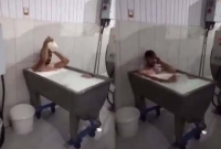 তুরস্কে দুধে মগ ডুবিয়ে গোসল করছে ডেয়ারি কর্মী, স্থানীয়দের তীব্র ক্ষোভ!