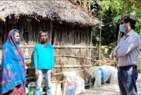 ১৫ বছর ধরে পরিবার-পরিজন নিয়ে ভ্যানচালকের কবরস্থানে বসবাস ১৫ বছর ধরে পরিবার-পরিজন নিয়ে ভ্যানচালকের কবরস্থানে বসবাস