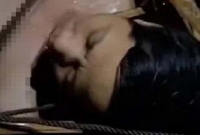 অন্য নারীর সঙ্গে পরকীয়া করায় স্বামীকে খাঁচায় বেঁধে নদীতে ফেলে দিলেন স্ত্রী!