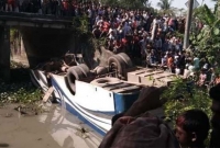 নিয়ন্ত্রণ হারিয়ে খালে বাস, নিহত ৪ নিয়ন্ত্রণ হারিয়ে খালে বাস, নিহত ৪