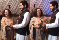 বিয়ের আসরে উপহারস্বরূপ বরকে একে-৪৭ উপহার!