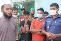 তরুণীর সঙ্গে আপত্তিকর অবস্থায় ধরা খেল মসজিদের ইমাম