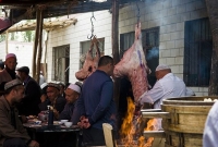  উইঘুর মুসলানদের জোরপূর্বক শূকর খাওয়াচ্ছে চীন!