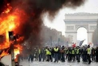 রণক্ষেত্র ফ্রান্স, শহরের রাস্তায় সহিংস বিক্ষোভে হাজার-হাজার মানুষ