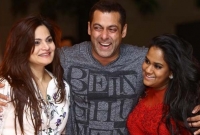 দুবাইয়ের রেস্তোরায় একের পর এক প্লেট ভাঙলেন সালমানের বোন