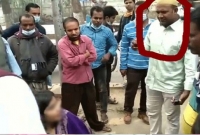  তরুণীকে ধূমপান করতে দেখে চড়াও হওয়া আলোচিত সেই ব্যক্তির পরিচয় মিলেছে