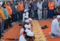 কীসের ভেদাভেদ, মুসলিম কৃষকদের নমাজ পড়ার সময় পাহারাদার শিখ ভাইয়েরা