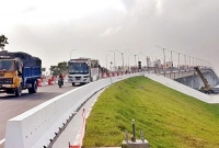 চালকের এক হাতে পান অন্য হাতে চুন, ভয়ে শেষ যাত্রী-উল্টে গেল বাস!