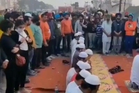 মুসলিম কৃষকরা নামাজ পড়লেন, পাহারা দিলেন শিখরা!