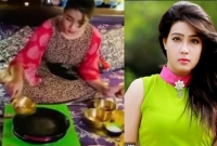 মজার ছলেই ফেসবুকে ভিডিওটি আপলোড করেছেন মাহি! পৃথিবীতে এই প্রথম খাটের...