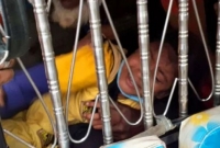 আদালত প্রাঙ্গণে এই দৃশ্যে অনেকের চোখে জল! মা-বাবার বিচ্ছেদ দুই সন্তানের কান্না