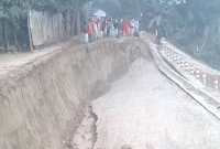  কাপাসিয়ায় হঠাৎ দেবে গেছে আধা কিলোমিটার রাস্তা, আতঙ্কিত লোকজন