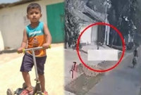 সুনামগঞ্জে লাথি মেরে ফেলে পাথরের আঘাতে থেঁতলে দিল নিষ্পাপ শিশুটিকে (ভিডিও)