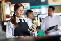 ১৭ হাজার টাকার খাবার খেয়ে বকশিশ দিলো সাড়ে ৪ লাখ!