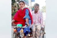 ভ্যান চালিয়ে সংসার চালায় চতুর্থ শ্রেণির ছাত্রী জুঁই