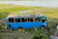 নিজের বাসের তলে পড়ে প্রাণ গেল মালিকের