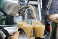 অবৈধ দোকান সরাতে বলায় পুলিশের মুখেই ফুটন্ত চা ছুঁড়লেন দোকানি!