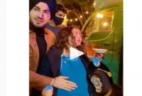 ফুচকা খেতে খেতে নেহার চিৎকার, পেটে লাথি মারছে বাচ্চা!