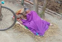 বৃদ্ধা মায়ের ভরণ-পোষণের দায়িত্ব নিতে চান না তিন ছেলে ও পুত্রবধূরা, কন কনে শীতে রাস্তায় ফেলে গেলেন