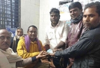 রাস্তায় পাওয়া ১ লাখ ৪৩ হাজার টাকা মালিককে ফিরিয়ে দিলেন কৃষক মন্টু