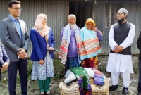 অভাবে স্ত্রীর ওড়নায় লজ্জা নিবারণ করা সেই ভিক্ষুক দম্পতি পেলেন সহায়তা