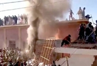 পাকিস্তানে হামলা চালিয়ে মন্দির ভাংচুর ও অগ্নিসংযোগ