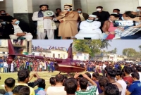 হেলিকপ্টারে চড়ে সালিশে গিয়ে স্থানীয়দের তোপের মুখে কর্মকর্তারা