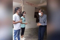 ভারতের শীর্ষ ধনী রতন টাটা কর্মচারীর বাড়ির সামনে হাত জোড় করে দাঁড়িয়ে!