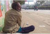 কষ্ট বুকে চেপে ছয় মাস আগে বাড়ি ছেড়েছেন আবদুস সালাম, তীব্র শীতের মধ্যেও খোলা আকাশের নিচে