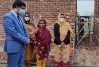 'প্রধানমন্ত্রী এই গরিবের দিকে তাকাইছেন, আল্লায় তারে সুস্থ রাখুক'