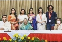 প্রধানমন্ত্রী ও শেখ রেহানার দোয়া নিলেন বঙ্গবন্ধু সিনেমার তারকারা