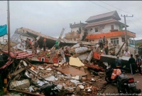 ভূমিকম্পে বিধ্বস্ত ধ্বংসস্তূপের নিচে চাপা পড়াদের আর্তনাদ, উদ্ধারের চেষ্টা