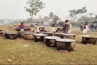 বড় বড় ডেকচিতে চলছে পোলাও রান্না, পাঠানো হচ্ছে ভোটারদের বাড়ি বাড়ি