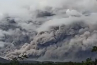 ধোঁয়া ও ছাইয়ে ঢেকে যাচ্ছে বাড়ি ঘর, মানুষের মধ্যে প্রবল আতঙ্কের সৃষ্টি
