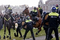 আমস্টারডামে ভ্যাকসিন বিরোধীদের সঙ্গে পুলিশের সংঘর্ষ