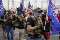 রাত পোহালেই শপথ, ভারী অস্ত্রে ট্রাম্প সমর্থকদের মহড়া