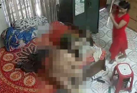 সিসি ক্যামেরার ফুটেজে ধরা পড়েছে এ ভয়ংকর দৃশ্য! এক ভয়ংকর কাজের মেয়ে!