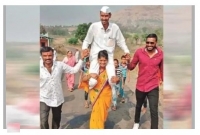 নির্বাচনে জয়ী হওয়ায় স্বামীকে কাঁধে নিয়ে গ্রাম ঘুরলেন স্ত্রী!