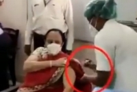 ভ্যাকসিন নেওয়ার ‘অভিনয়ের’ ভিডিও ভাইরাল, এমন ‘অসৎ চালাকি’ মেনে নেওয়ার নয় বলে ক্ষুব্ধ অনেকে