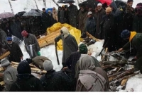  সম্প্রীতির নজির গড়েছেন কাশ্মীরের মুসলিমরা, কাঁধে  তুলে নিলেন এক হিন্দু পণ্ডিতের মরদেহ 