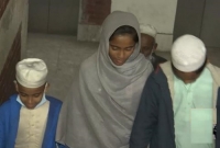 কারাগারে দিন কাটছে বাবার, পথে পথে ঘুরছে ৩ শিশু কারাগারে দিন কাটছে বাবার, পথে পথে ঘুরছে ৩ শিশু