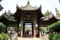  কাঠের দেয়ালজুড়ে পুরো কোরআন খোদাই করা অপরূপ এক মসজিদ